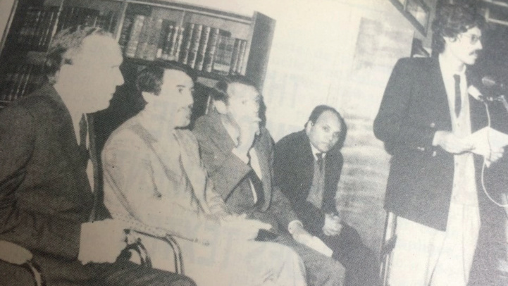 Jaouad Bounouar, prononçant le discours d’ouverture du colloque sur l’édition et la distribution du livre au Maroc, avec en arrière-plan, assis de Gauche à Droite Omar Benchemsi, Wali de Rabat-Salé, Mohamed Benaissa, ministre des Affaires culturelles, Philippe Cuvillier, Ambassadeur de France au Maroc, Abdallah Bensmaïn, rédacteur en chef de Sindbad. Jaouad Bounouar, prononçant le discours d’ouverture du colloque sur l’édition et la distribution du livre au Maroc, avec en arrière-plan, assis de Gauche à Droite Omar Benchemsi, Wali de Rabat-Salé, Mohamed Benaissa, ministre des Affaires culturelles, Philippe Cuvillier, Ambassadeur de France au Maroc, Abdallah Bensmaïn, rédacteur en chef de Sindbad.