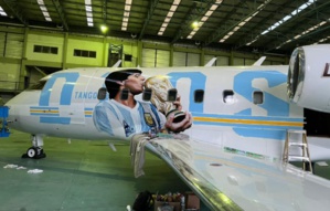 Un avion en hommage à Maradona, le "Tango D10S", dévoilé en Argentine Un avion en hommage à Maradona, le "Tango D10S", dévoilé en Argentine