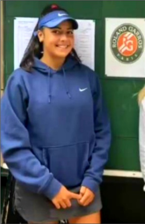 Aya toute fière de sa performance. Aya toute fière de sa performance.