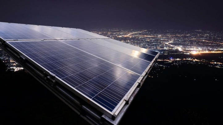 Des panneaux solaires qui produisent de l'électricité la nuit Des panneaux solaires qui produisent de l'électricité la nuit