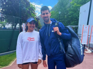 Aya toute fière aux côtés de Djokovic. Aya toute fière aux côtés de Djokovic.