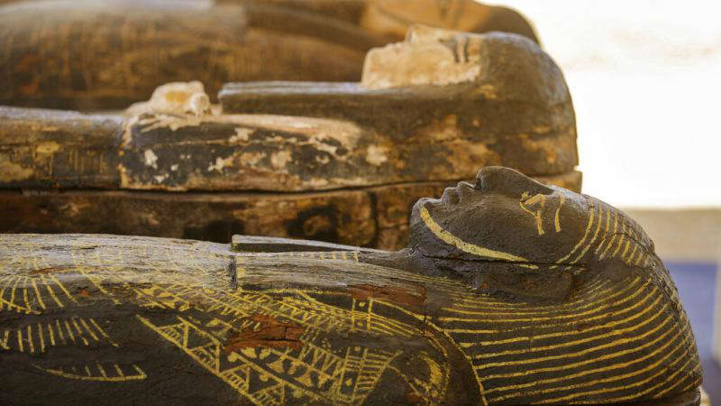 Archéologie : L'Egypte dévoile des statues et sarcophages découverts à Saqqara