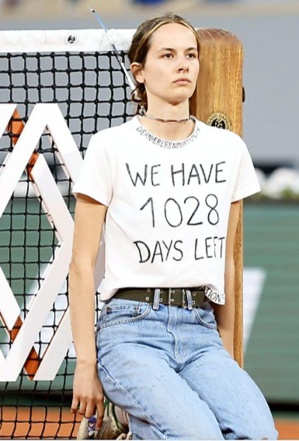 -La manifestante attachée au filet. -La manifestante attachée au filet.