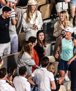 Finale féminine de Roland Garros : La Polonaise, Iga Swiatek, remporte le titre devant son compatriote Lewandowski admiratif