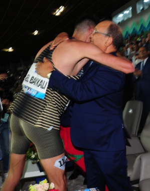 Le champion olympique Soufiane El Bakkali félicité par M.Ahizoun, le président de la FRMA. Phs Nidal Le champion olympique Soufiane El Bakkali félicité par M.Ahizoun, le président de la FRMA. Phs Nidal