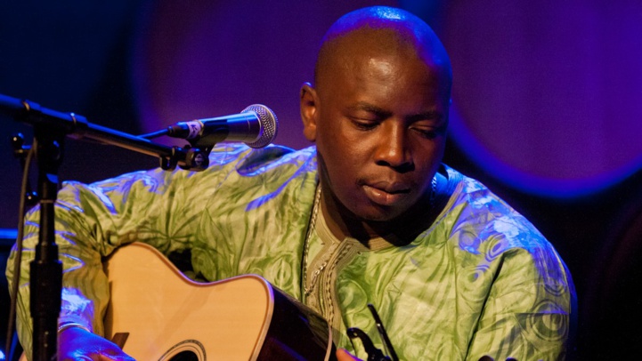 Interview avec Vieux Farka Touré : « Pour moi, la musique sert à gommer les différences entre les peuples du monde » Interview avec Vieux Farka Touré : « Pour moi, la musique sert à gommer les différences entre les peuples du monde »