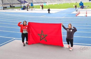 Yousra Karim, médaillée d'or, avec Hayat El Garaâ, médaillée de bronze dans la même épreuve.