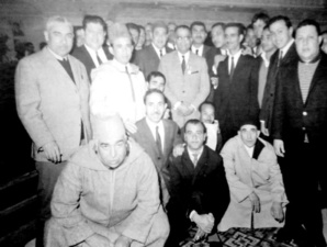 Sur la photo : Bouazza, Ghziel, Kandjah, Fatmi, Alami. Accroupis : Babah, Bakhbokh, Pepillo, Ammi El Haj. Sur la photo : Bouazza, Ghziel, Kandjah, Fatmi, Alami. Accroupis : Babah, Bakhbokh, Pepillo, Ammi El Haj.