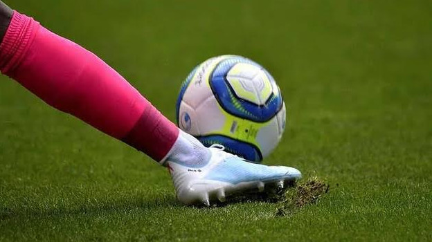 Foot-Lois du jeu : Les touches au pied bientôt expérimentées Foot-Lois du jeu : Les touches au pied bientôt expérimentées