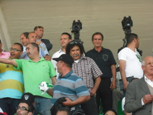 Au fond (en noir), Mohamed Boussati, le buteur légendaire  de tous les temps du KAC et du championnat national ! (Ph. M.A.)