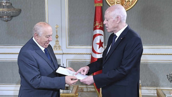 Tunisie / Constitution : Saied a-t-il substitué son texte à celui de la commission constitutionnelle ? Tunisie / Constitution : Saied a-t-il substitué son texte à celui de la commission constitutionnelle ?