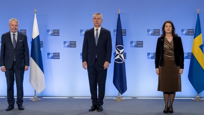 Pekka Haavisto (ministre finlandais des Affaires étrangères), Jens Stoltenberg (secrétaire général de l’Otan) et Ann Linde (ministre suédoise des Affaires étrangères)