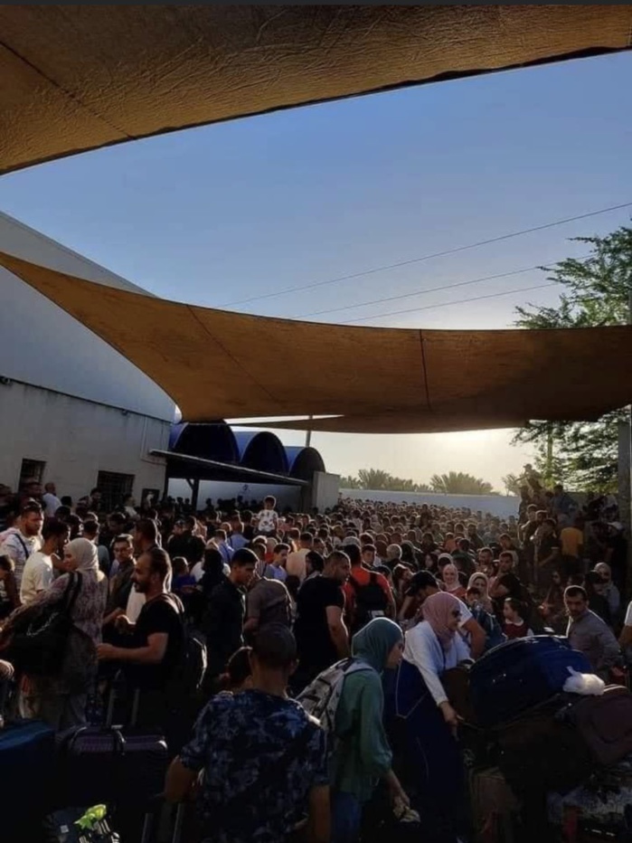 Plusieurs milliers de Palestiniens coincés à Allenby depuis trois jours Plusieurs milliers de Palestiniens coincés à Allenby depuis trois jours