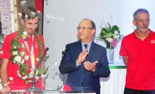 Le champion olympique et du monde Soufiane El Bakkali aux côtés du président de la FRMA, M. Abdeslam Ahizoune, et son entraineur, M. Karim Tlemsani. Ph. Nidal