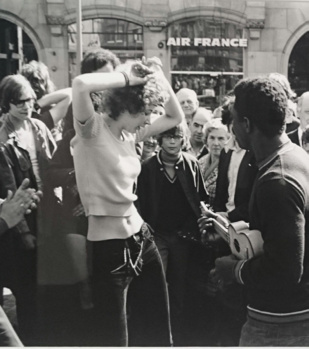 Scène de rue, Casablanca. Par le photographe sud-africain George Hallett. Scène de rue, Casablanca. Par le photographe sud-africain George Hallett.