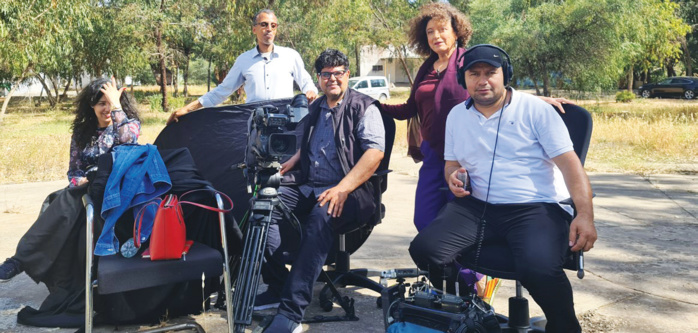 Rita Al Khayat, debout, avec l’équipe de tournage « Al Mahidoun », une émission portrait-documentaire qui trace le parcours de l’invité, en l’occurrence Rita Al Khayat.