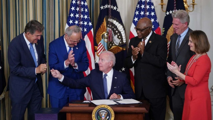 Biden promulgue son plan d’investissement sur le climat et la santé à 430 milliards de dollars