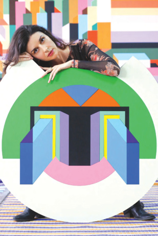 L’artiste peint des oeuvres fractales. L’artiste peint des oeuvres fractales.