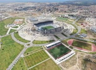 Le grand stade (matches officiels) et le petit stade (entrainements) sans gazon.