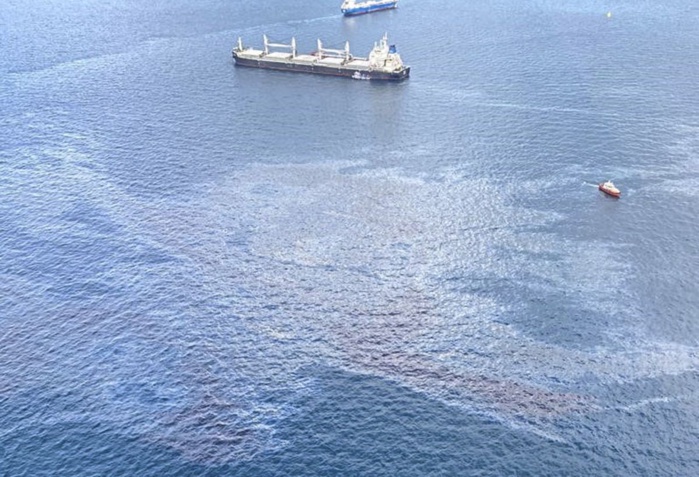 Un vraquier chargé de carburant s'échoue au large de Gibraltar. Photo: droits réservés. Un vraquier chargé de carburant s'échoue au large de Gibraltar. Photo: droits réservés.