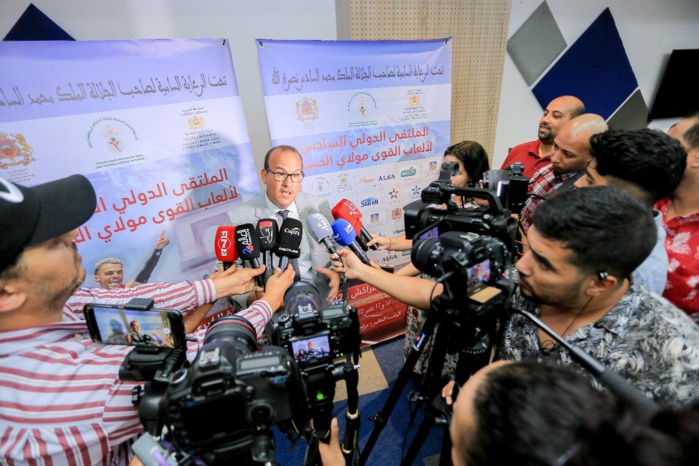 Hamid El Aouni, président de la FRMSPSH, très sollicité par les hommes de la presse.