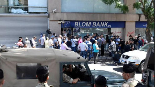 Liban : Une femme braque sa banque pour réclamer son propre argent Liban : Une femme braque sa banque pour réclamer son propre argent