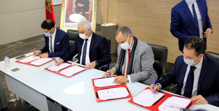 Industrie pharmaceutique: Ryad Mezzour et Khalid Ait Taleb visent la création 16.000 emplois Industrie pharmaceutique: Ryad Mezzour et Khalid Ait Taleb visent la création 16.000 emplois