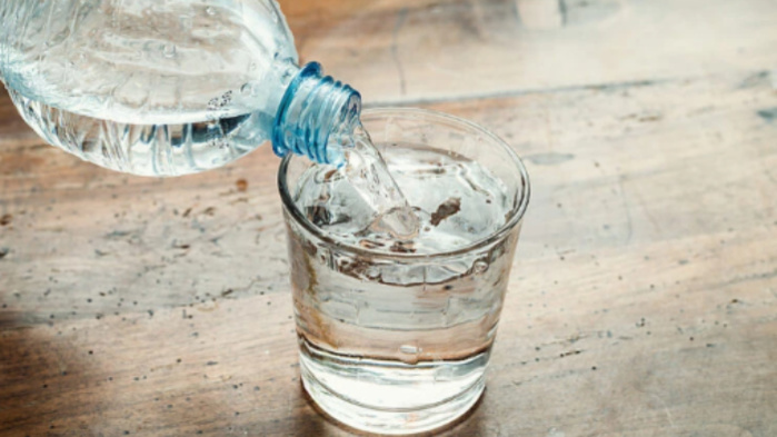 Boire 4,5 litres d’eau par jour : La dangereuse tendance TikTok