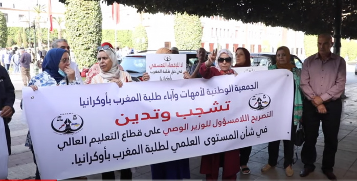 Les parents et tuteurs des étudiants d'Ukraine clament leur indignation devant le Parlement Les parents et tuteurs des étudiants d'Ukraine clament leur indignation devant le Parlement