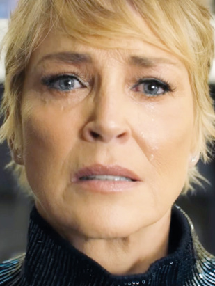 Sharon Stone, le visage humidifié par les larmes.
