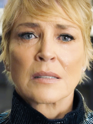 Sharon Stone, le visage humidifié par les larmes. Sharon Stone, le visage humidifié par les larmes.