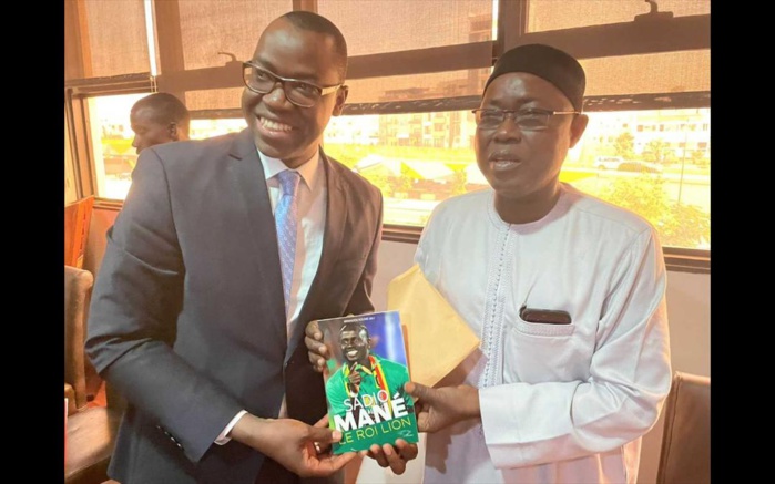 L'auteur du livre avec le ministre des Sports du Sénégal