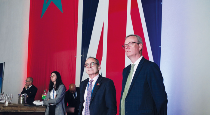 L'Ambassadeur du Royaume-Uni au Maroc, Simon Martin (à gauche), en compagnie de Tim Reid, membre du Comité exécutif de l’Agence "UK Export Finance" au siège de l'ambassade à Rabat lors de la cérémonie de lancement du programme.