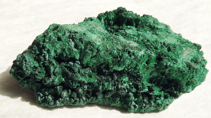 Pierre brute naturelle malachite verte soyeuse.