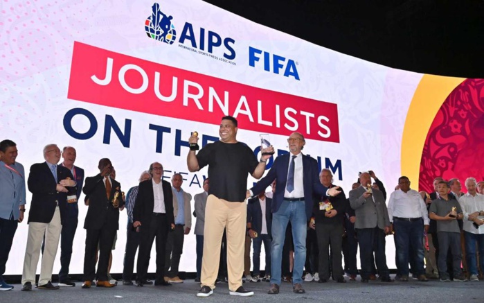 L'ex champion du monde Ronaldo remet le premier prix à l'Argentin détenteur de la couverture de 17 coupes du monde. L'ex champion du monde Ronaldo remet le premier prix à l'Argentin détenteur de la couverture de 17 coupes du monde.