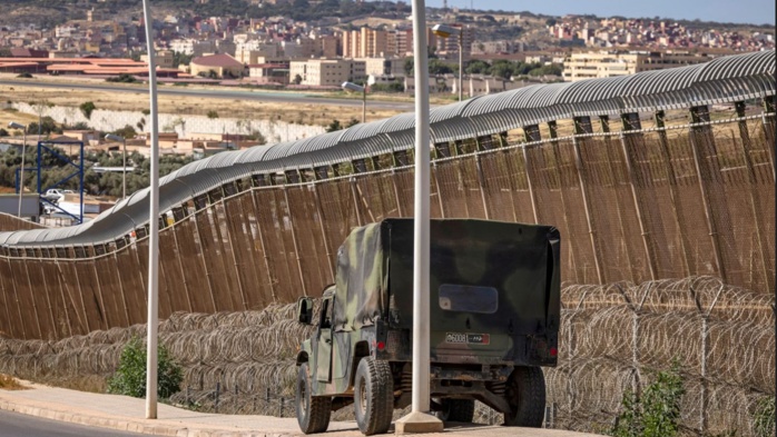 Un migrant franchit les frontières de Melillia en parapente Un migrant franchit les frontières de Melillia en parapente