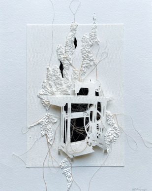 Sabrine Lahrach. « Stitches », 36 x 28 cm, papier cotton-fil d’or-feuille plastique colorée, 2022. Sabrine Lahrach. « Stitches », 36 x 28 cm, papier cotton-fil d’or-feuille plastique colorée, 2022.