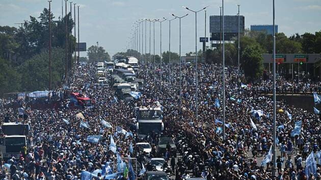 L'après Mondial / Argentine : Les champions du Monde contraints de parader en hélicoptère!