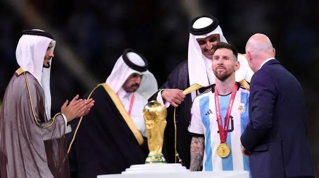 L’après Mondial : Le « bisht », le manteau offert par l’émir qatari à Lionel Messi, coûte 2000 euros ! L’après Mondial : Le « bisht », le manteau offert par l’émir qatari à Lionel Messi, coûte 2000 euros !