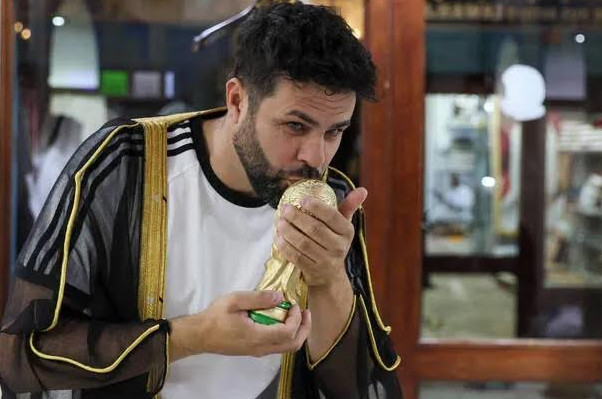 L’après Mondial : Le « bisht », le manteau offert par l’émir qatari à Lionel Messi, coûte 2000 euros ! L’après Mondial : Le « bisht », le manteau offert par l’émir qatari à Lionel Messi, coûte 2000 euros !