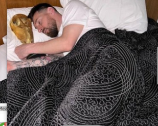 L'après Mondial / Argentine : Messi passe la nuit avec le trophée du Mondial dans le même lit! L'après Mondial / Argentine : Messi passe la nuit avec le trophée du Mondial dans le même lit!