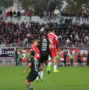 Botola D1 Clôture de la 11e journée : Première défaite de l’AS FAR et hooliganisme à Tétouan