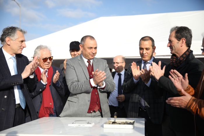 Le Ministre de l’Industrie et du Commerce, Ryad Mezzour, le Président Directeur Général du groupe Figeac Aero, Jean-Claude Maillard, et le Président de Safran Nacelles, Vincent Caro, lors de la cérémonie de lancement des travaux de construction de la nouvelle usine de Figeac Aéro.