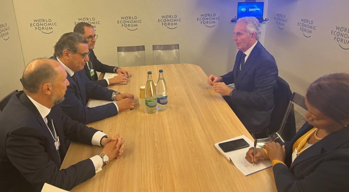 Davos : Aziz Akhnnouch s'entretient avec Toni Blair