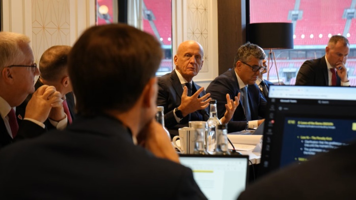 Une nouveauté: l’arbitre central devra expliquer au public les décisions de la VAR !