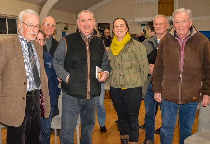 Le député Sir Geoffrey Cox rencontre les habitants d'Alverdiscott pour discussion sur le projet de câble sous-marin marocain de Xlinks.