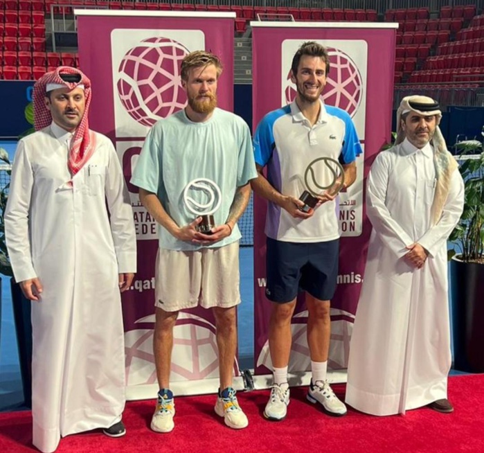 Elliot avec son trophée au Qatar. Elliot avec son trophée au Qatar.