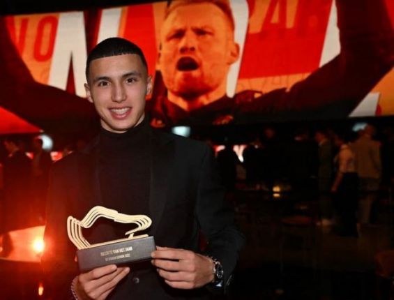 Footballeurs marocains de l’étranger: Bilal Khannous vainqueur du Prix de l’Espoir de l’année en Belgique Footballeurs marocains de l’étranger: Bilal Khannous vainqueur du Prix de l’Espoir de l’année en Belgique