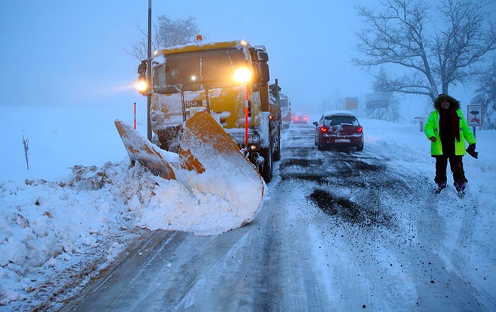 Ifrane : Neige à profusion et important dispositif pour débloquer les routes