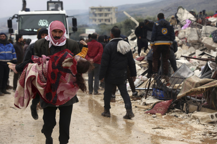 Tremblement de terre : Le bilan du séisme en Turquie et Syrie grimpe à près de 4.900 morts